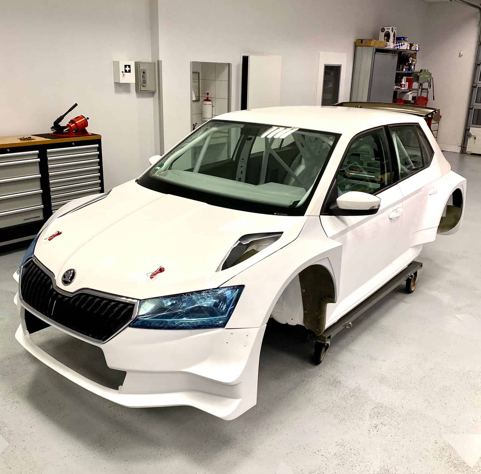 Automobiļa virsbūves remonts un apkope RX Carbon.