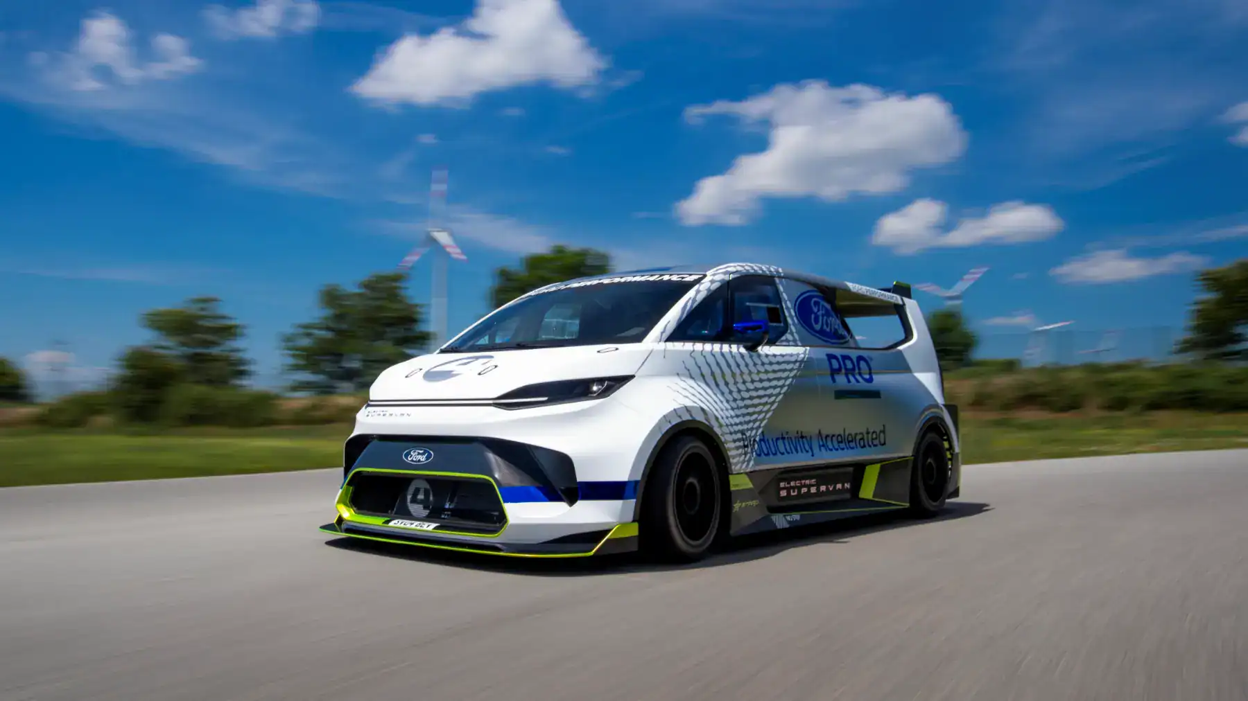 Elektriskais transportlīdzeklis uz ceļa ar RX Carbon logo, veselības un inovāciju simbols.