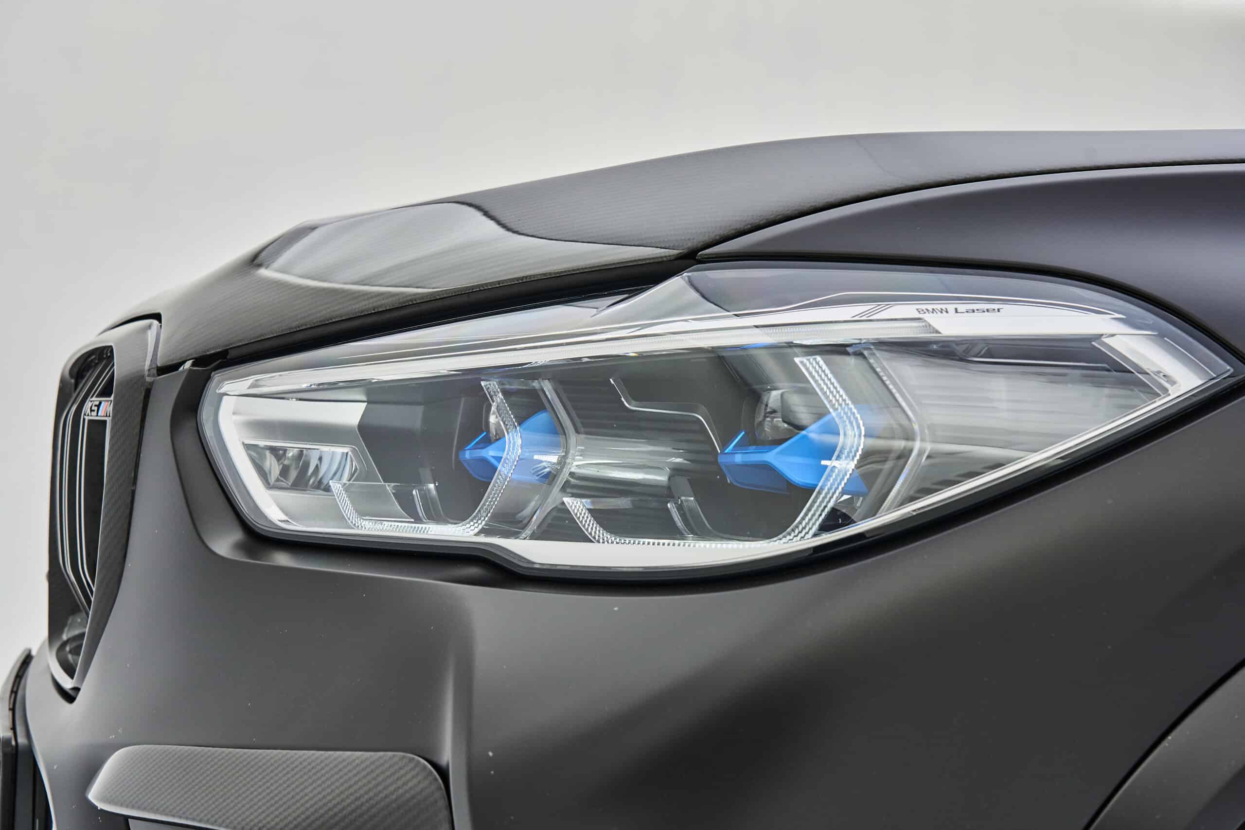 Automobiļa galvene ar modernu LED lukturi, RX Carbon auto detaļas.