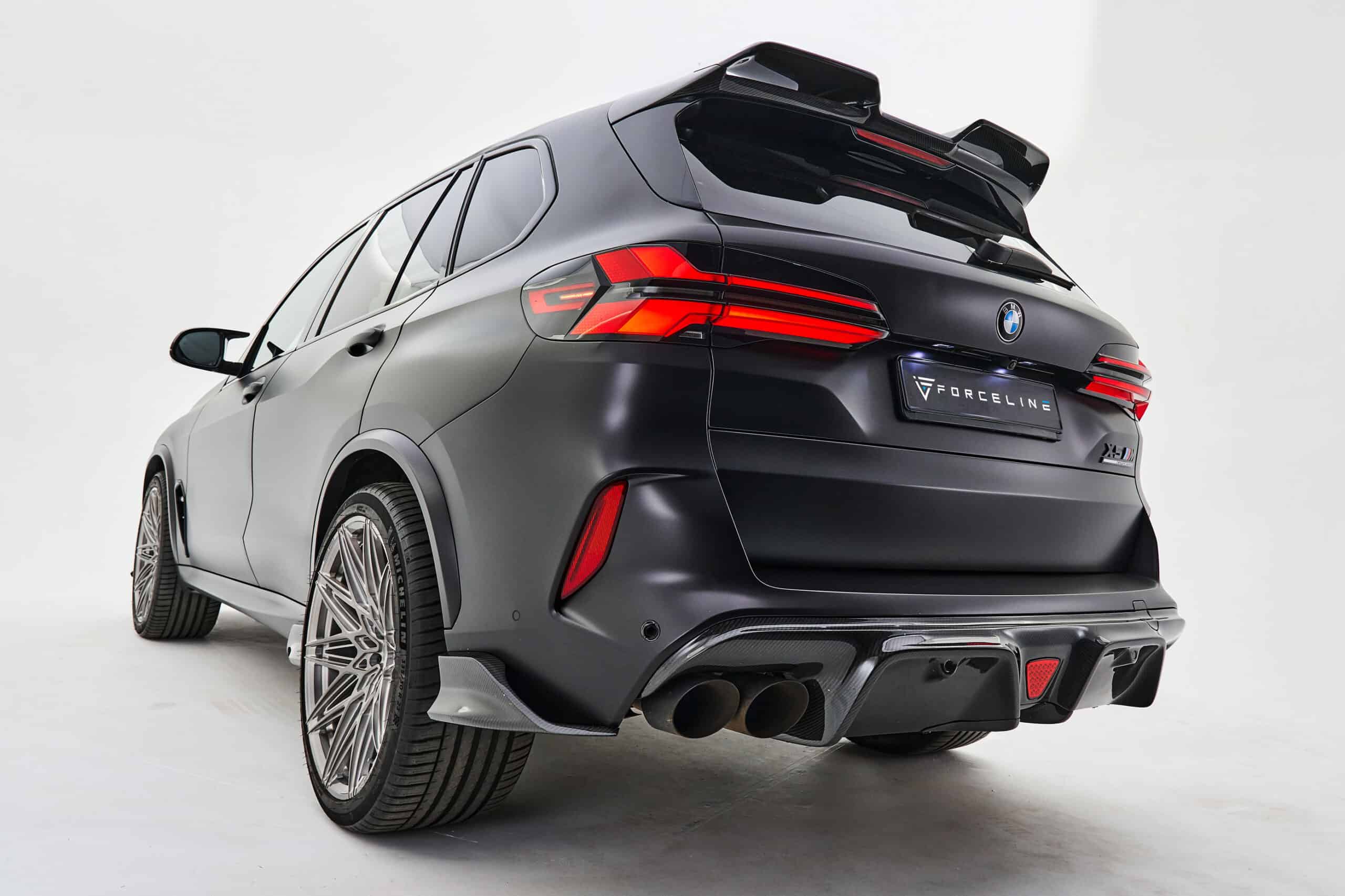 Augstas klases BMW M Performance automašīna ar sportisku dizainu.