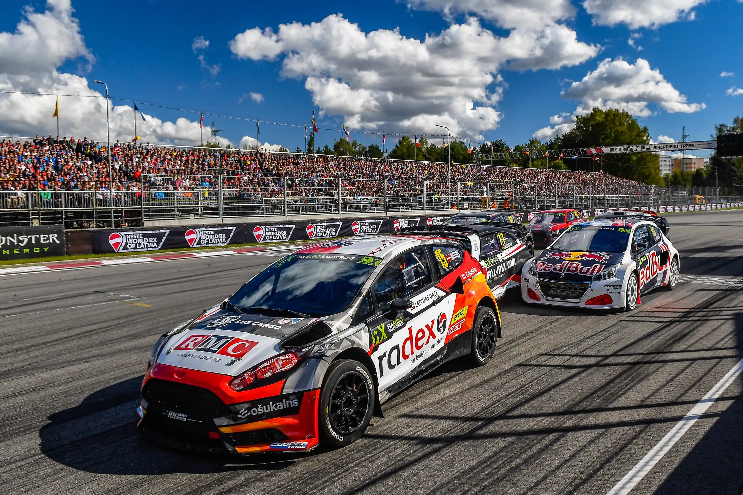 Auto sacensību sporta automašīnas uz trases, RX Carbon, auto sports.
