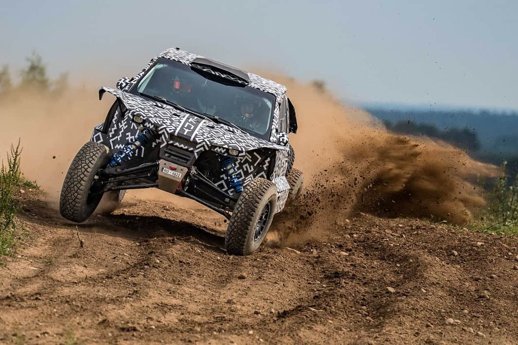 RX Carbon piedzīvojumu automašīna, kas brauc pa neapstrādātu ceļu, izceļas ar dinamisku kustību un aizr.