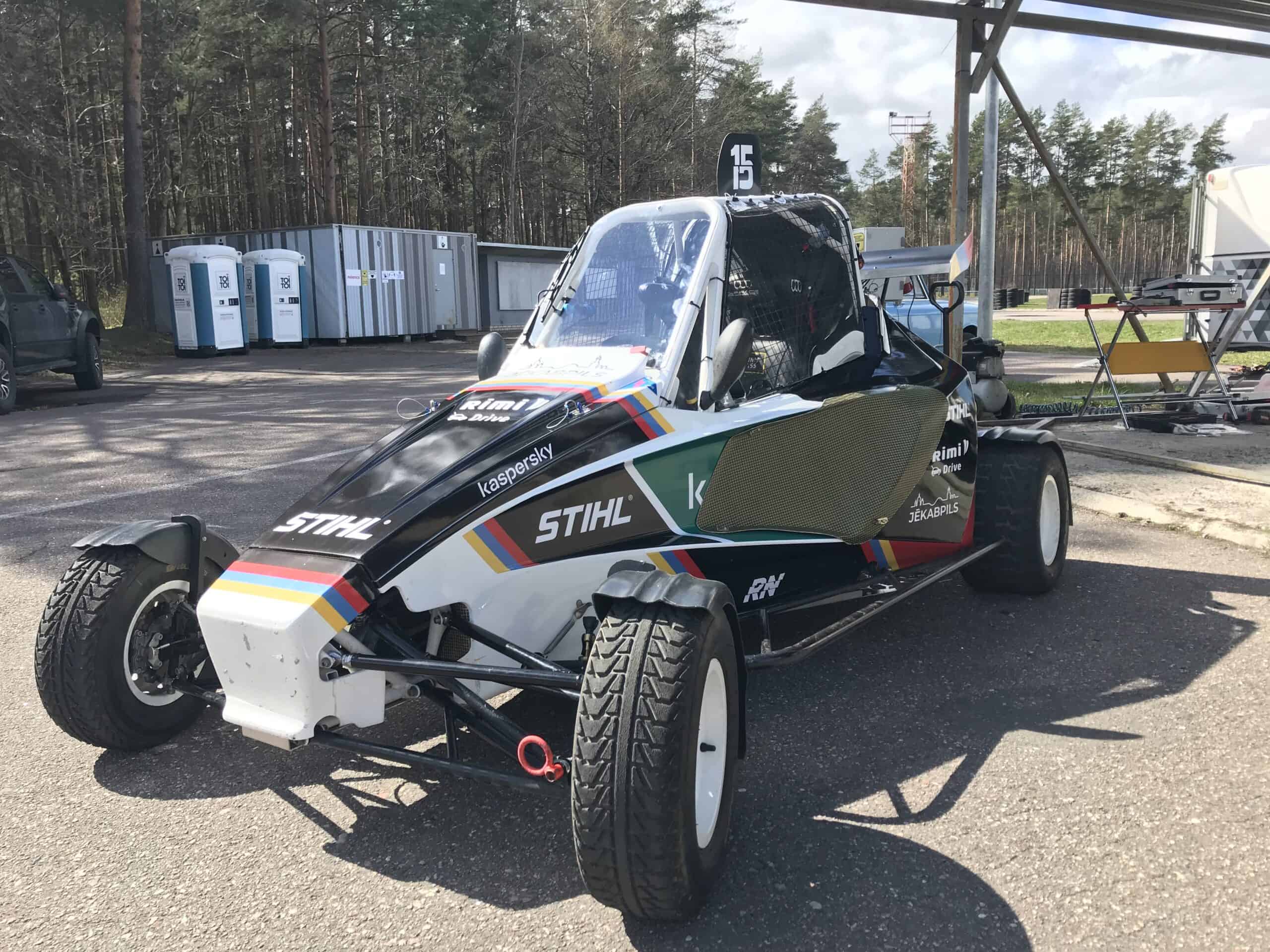 Augstas veiktspējas sporta auto, kas atrodas RX Carbon mājaslapā.