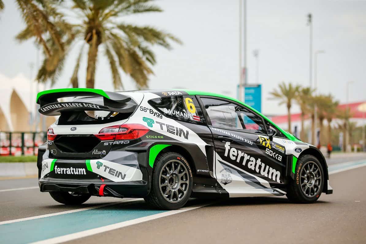 Sporta sacīkšu auto ar RX Carbon logo un sporta dizainu, gatavs sacensībām.