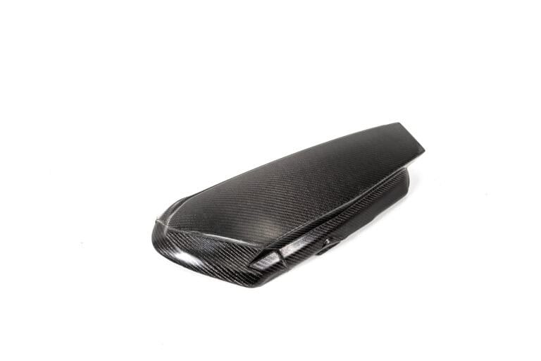 Automobiļu atslēgu turētājs ar oglekļa šķiedras dizainu, stilīgs un izturīgs.
