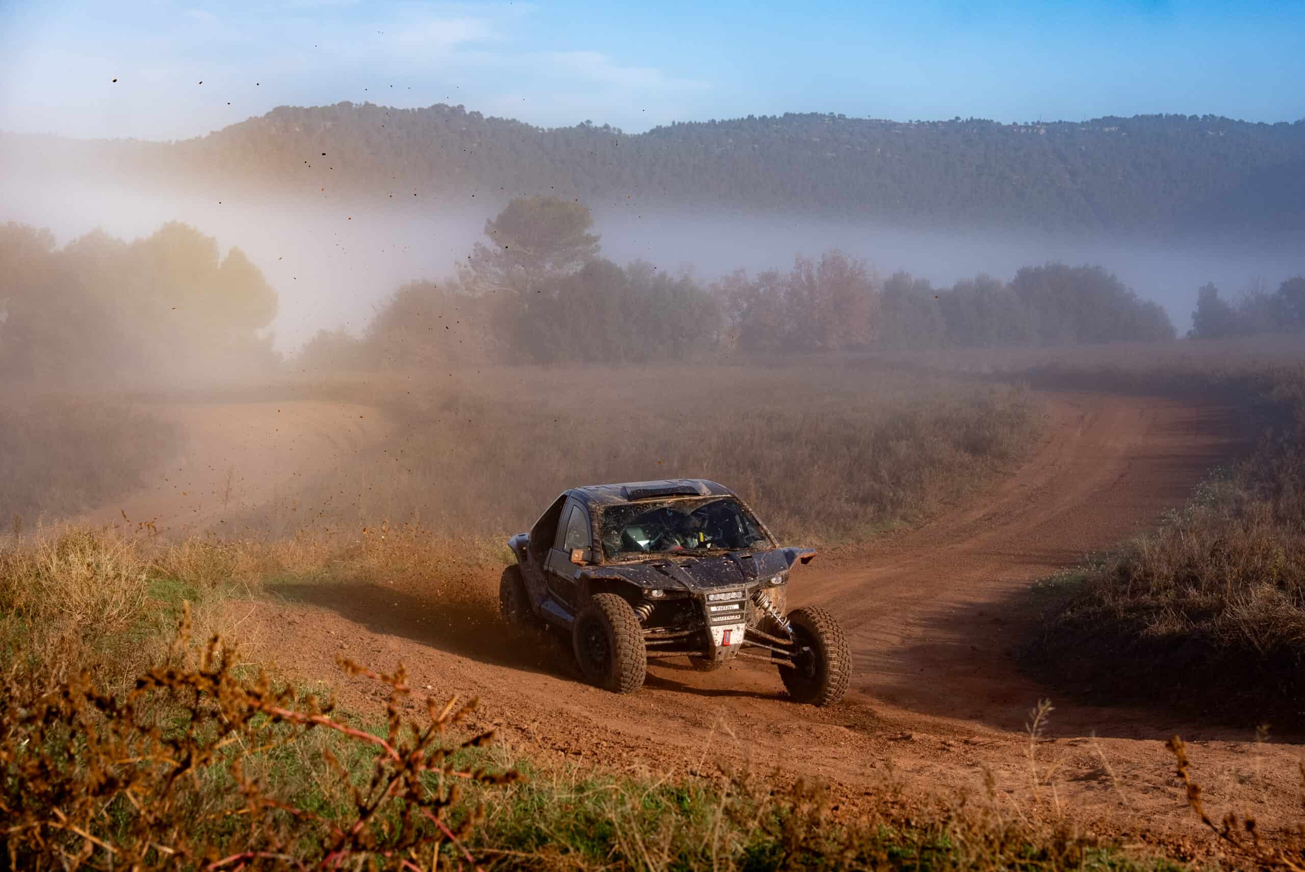 Piedzīvojumu automašīna meža ceļā, RX Carbon zīmols, aktīva dzīvesveida attēls.